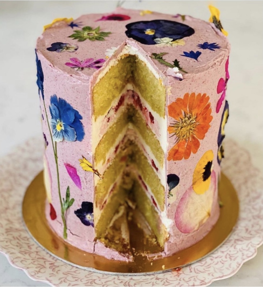 LV cake  Creative birthday cakes, Elegant birthday cakes, Beautiful birthday  cakes