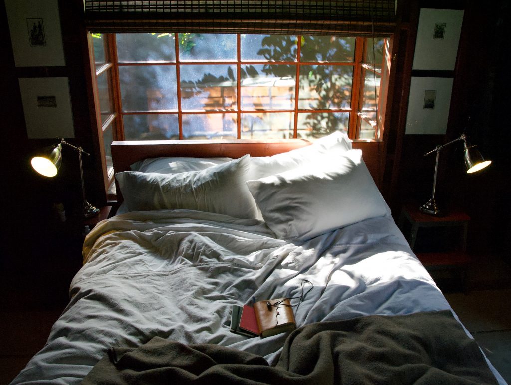 white-linens-bed-pillows_messy-bed_depression-hacks_by-Molly-Beauchemin