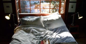 white-linens-bed-pillows_messy-bed_by-Molly-Beauchemin