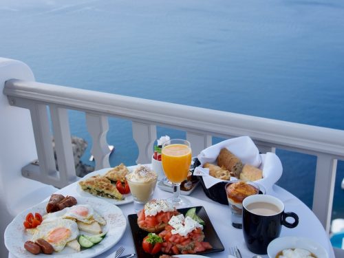 Breakfast-with-a-view_santorini_santorini-hotels_(c)-Grace&LightnessMagazine