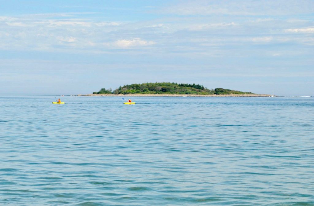 gooserocks-beach-kennebunkport-maine_kayakers_Maine-kayaking