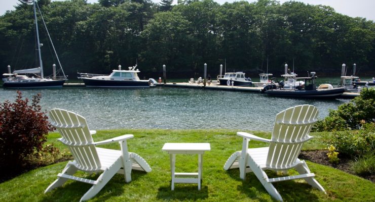 adirondack-chairs-in-the-sunlight_private-room-yachtsman-hotel