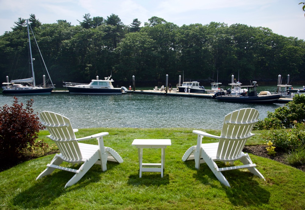 adirondack-chairs-in-the-sunlight_private-room-yachtsman-hotel