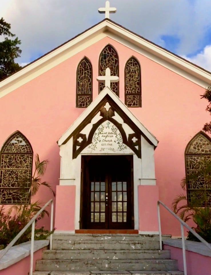 travel-guide-to-harbour-island-pink-buildings