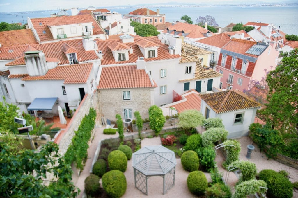 São-Jorge-Castle-overlooking-alfama_travel-guide-lisbon